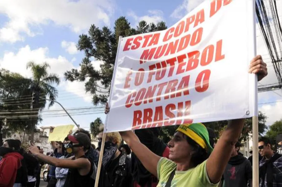 Protesto gera tensão no centro de Curitiba