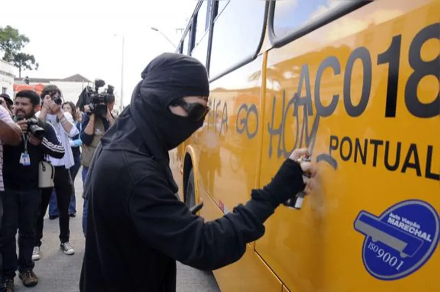 Manifestação anti-copa termina em vandalismo; veja fotos