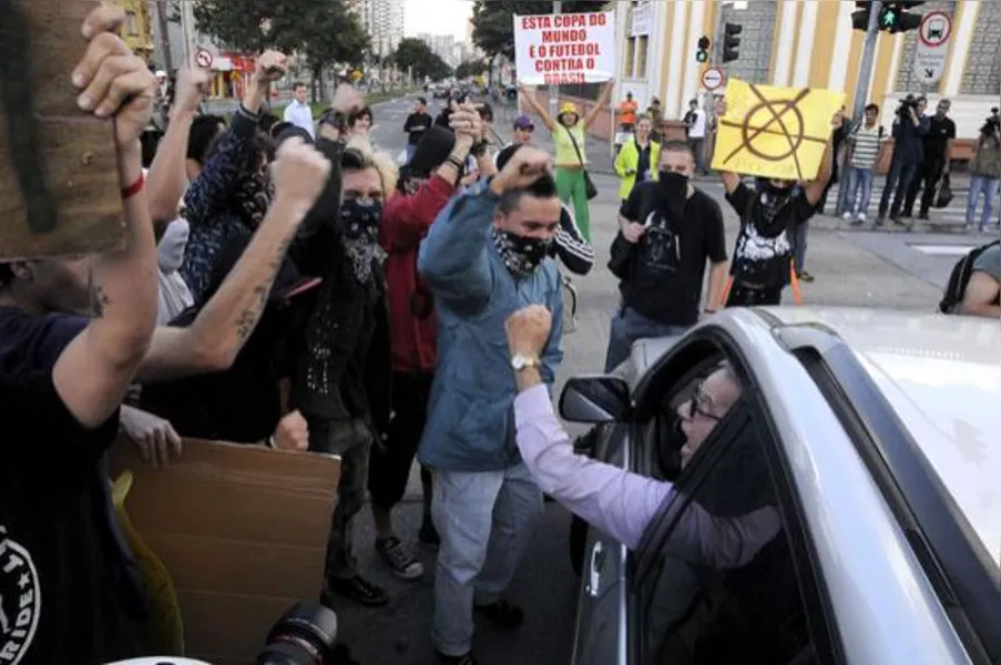Protesto gera tensão no centro de Curitiba