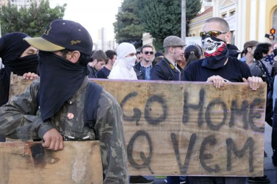 Protesto gera tensão no centro de Curitiba