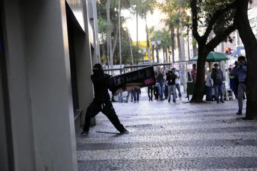Protesto gera tensão no centro de Curitiba