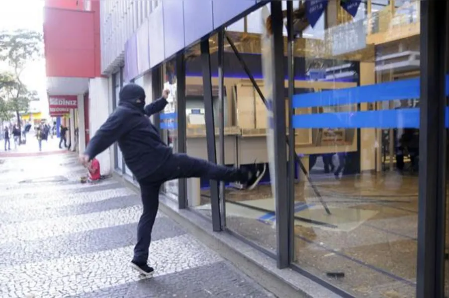Manifestação anti-copa termina em vandalismo; veja fotos