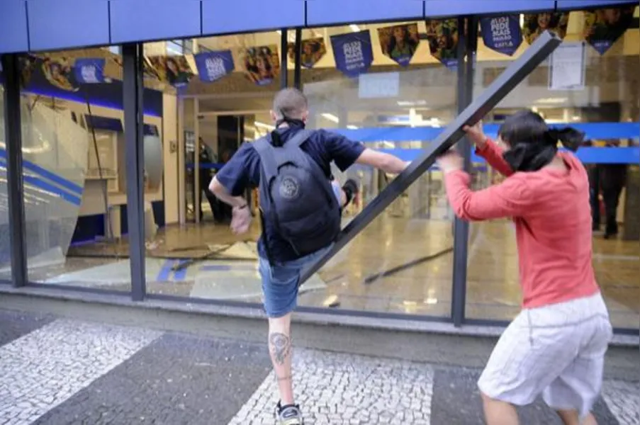 Protesto gera tensão no centro de Curitiba