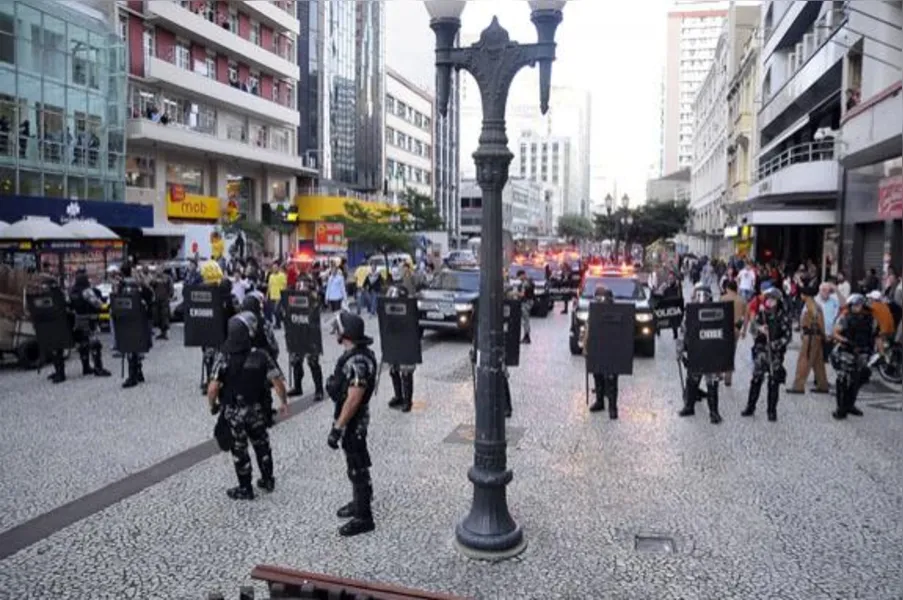 Manifestação anti-copa termina em vandalismo; veja fotos