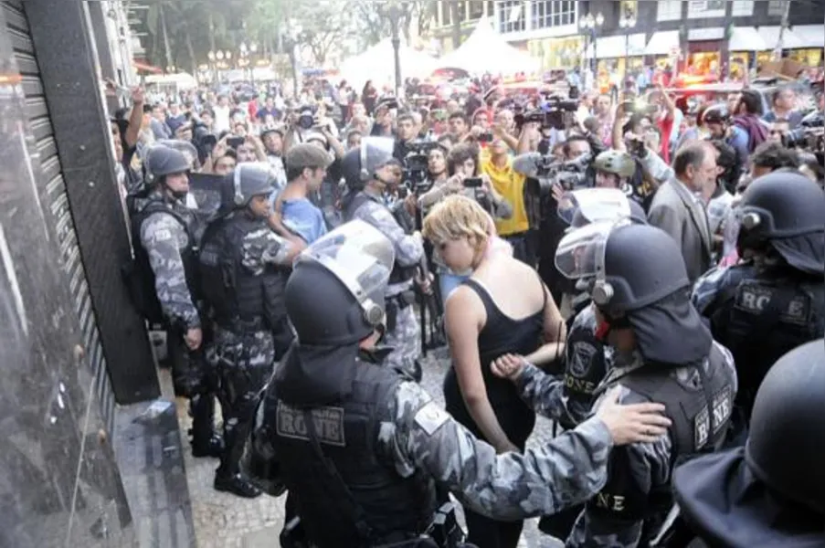 Protesto gera tensão no centro de Curitiba