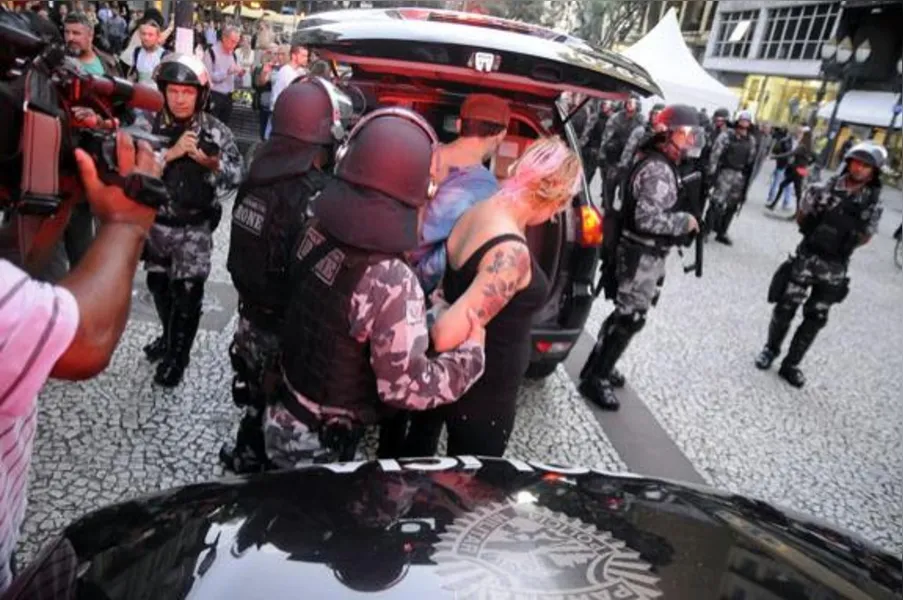 Protesto gera tensão no centro de Curitiba