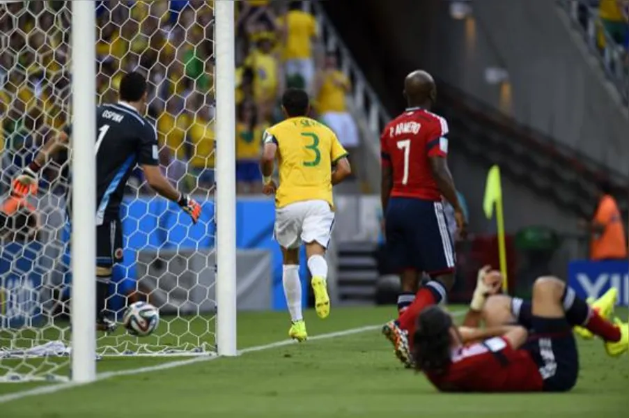 Zagueiros marcam e carregam Brasil para a semifinal