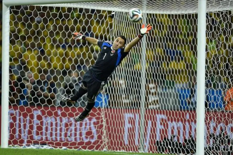 Zagueiros marcam e carregam Brasil para a semifinal