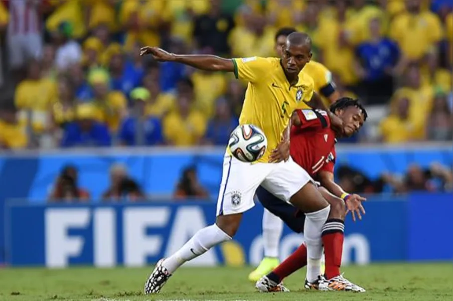 Zagueiros marcam e carregam Brasil para a semifinal