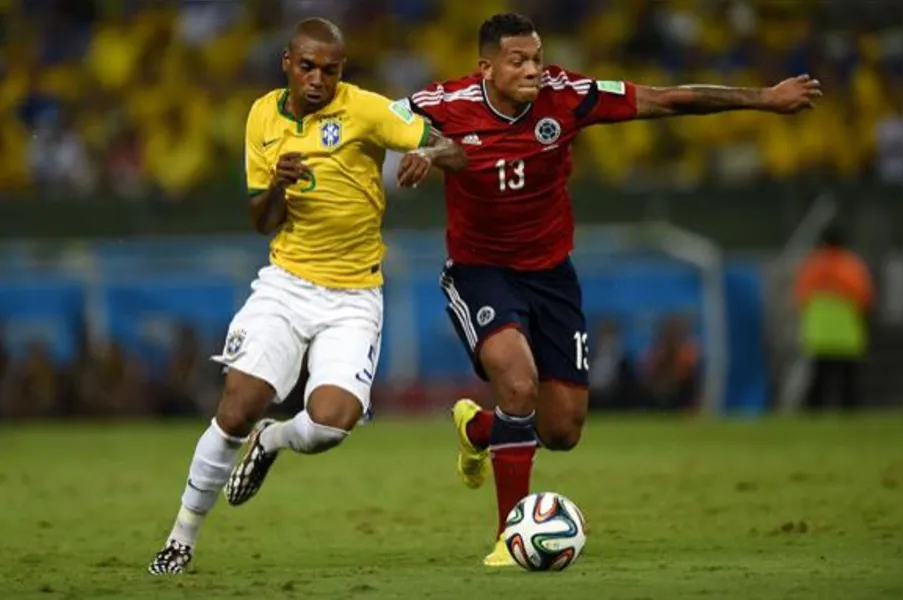 Zagueiros marcam e carregam Brasil para a semifinal