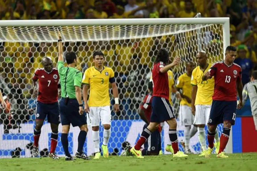 Zagueiros marcam e carregam Brasil para a semifinal