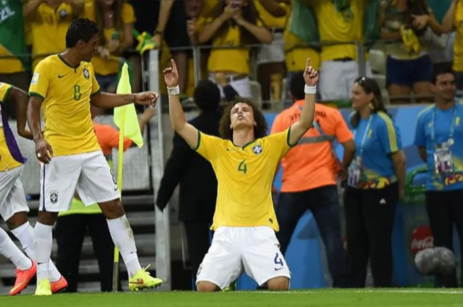 Zagueiros marcam e carregam Brasil para a semifinal