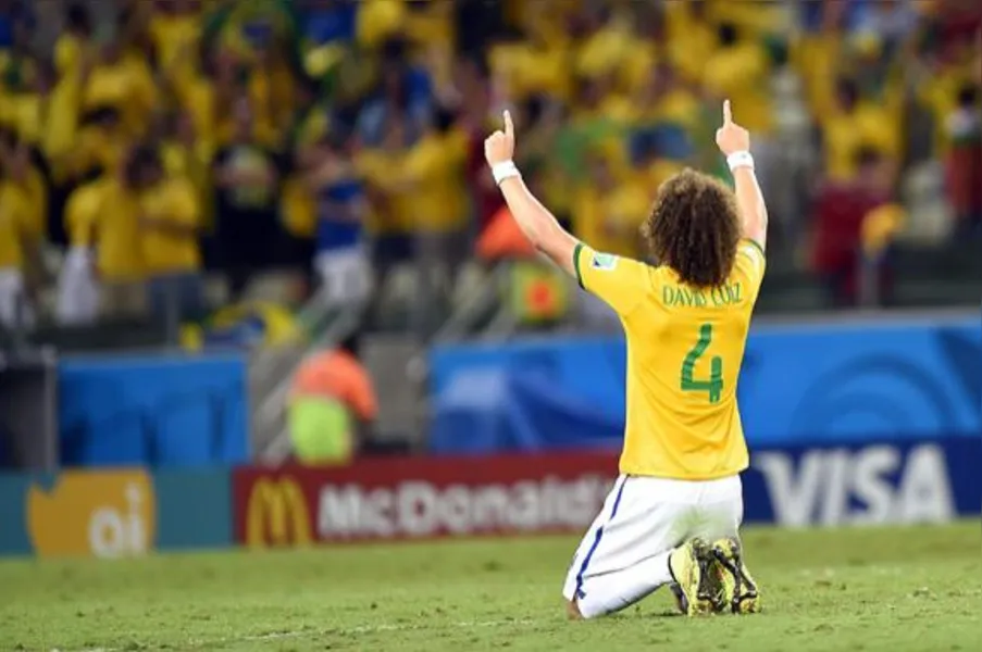 Zagueiros marcam e carregam Brasil para a semifinal