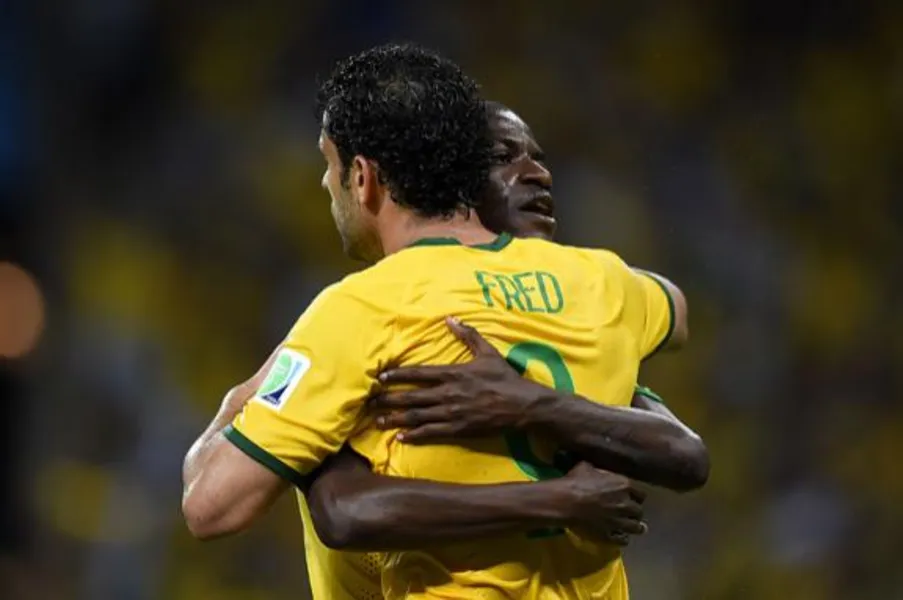 Zagueiros marcam e carregam Brasil para a semifinal