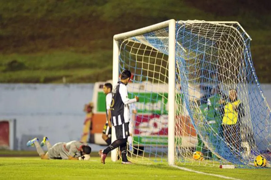 Confira, em imagens, a vitória do Tubarão