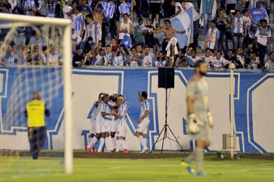 Confira, em imagens, a vitória do Tubarão