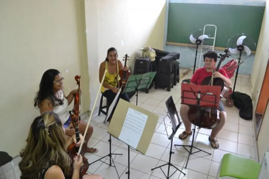 Jovens aprendem música clássica na periferia de Londrina
