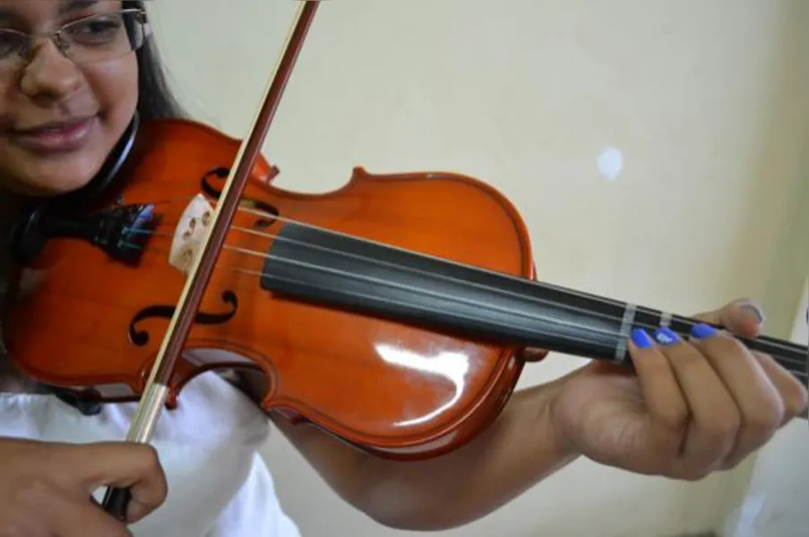 Jovens aprendem música clássica na periferia de Londrina