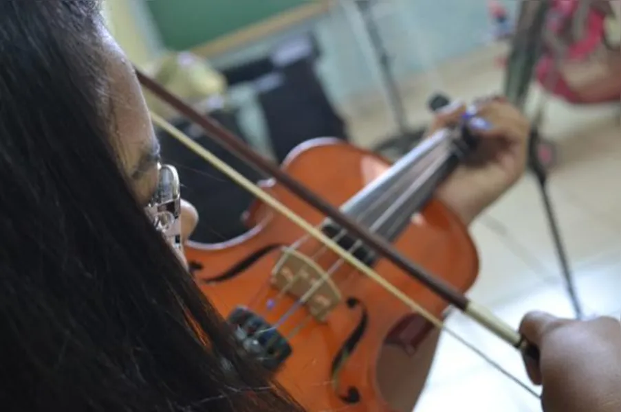 Jovens aprendem música clássica na periferia de Londrina