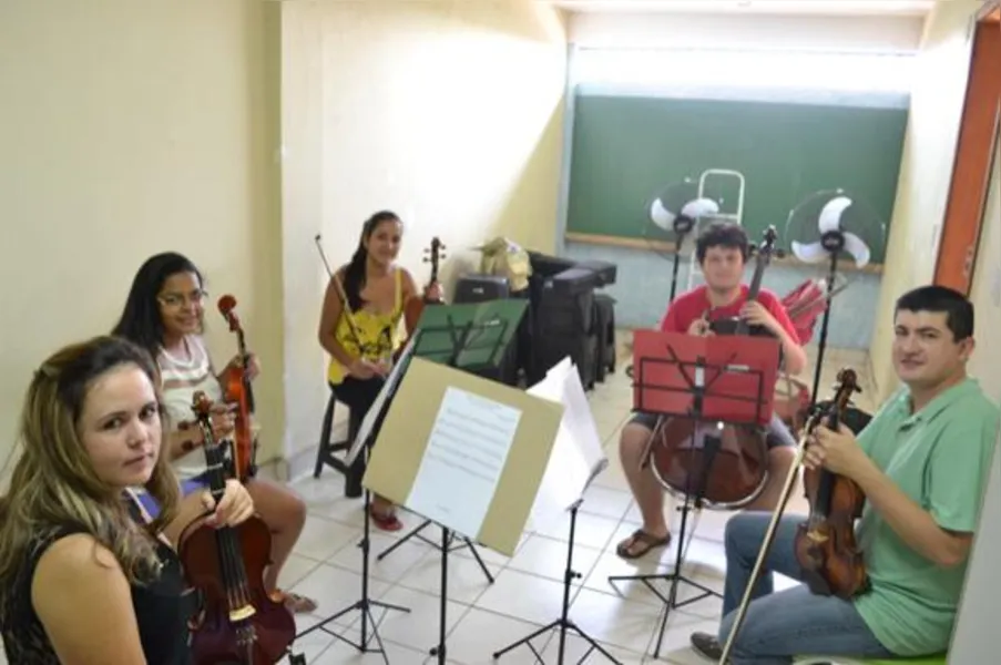 Jovens aprendem música clássica na periferia de Londrina
