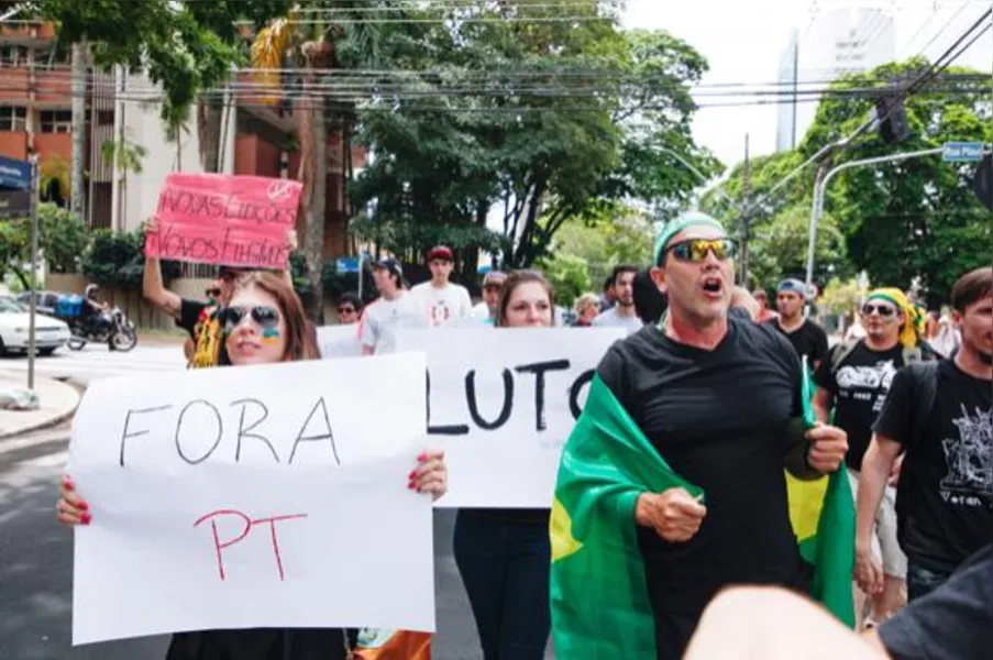 Em Londrina, ato pós-eleição reúne cerca de 100 pessoas