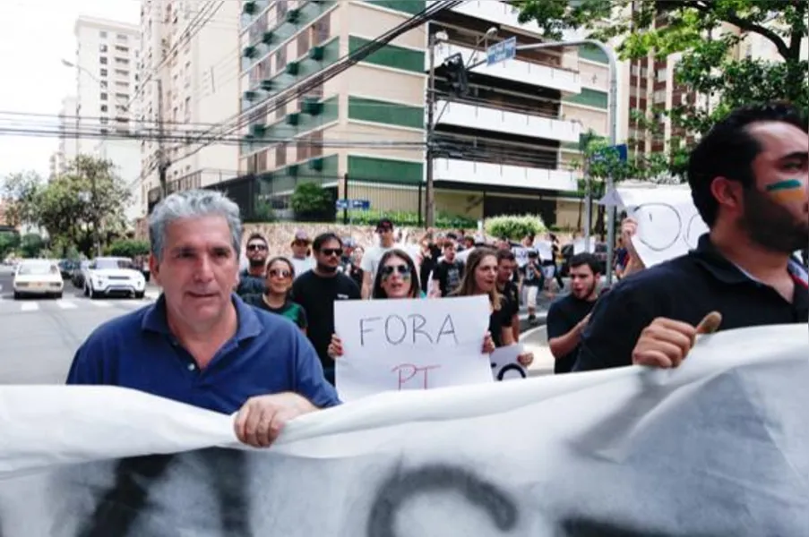 Em Londrina, ato pós-eleição reúne cerca de 100 pessoas