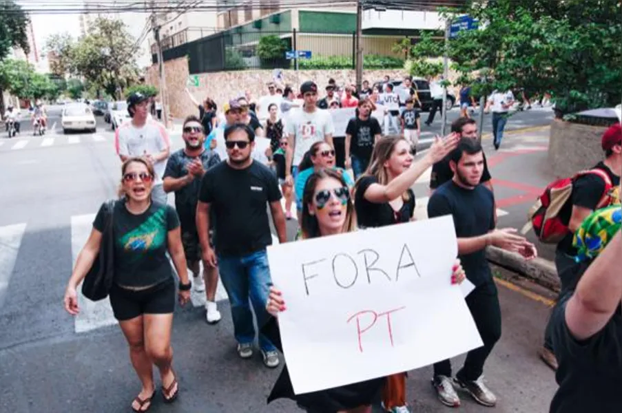 Em Londrina, ato pós-eleição reúne cerca de 100 pessoas