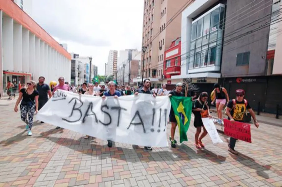 Em Londrina, ato pós-eleição reúne cerca de 100 pessoas