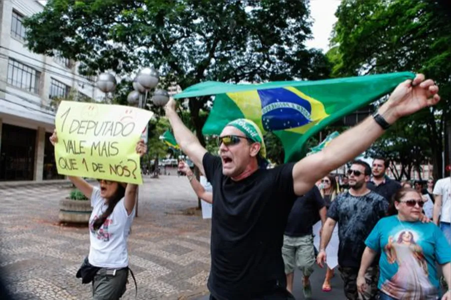 Em Londrina, ato pós-eleição reúne cerca de 100 pessoas