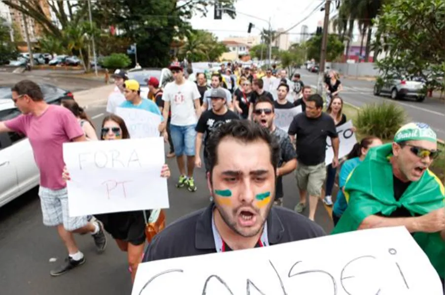 Em Londrina, ato pós-eleição reúne cerca de 100 pessoas