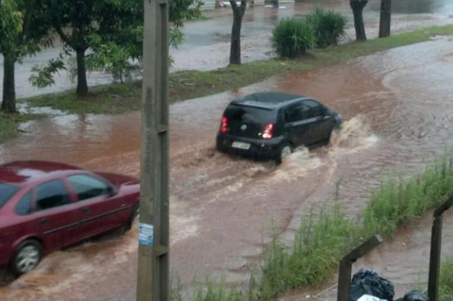 Internautas registram inundações em Londrina; veja fotos