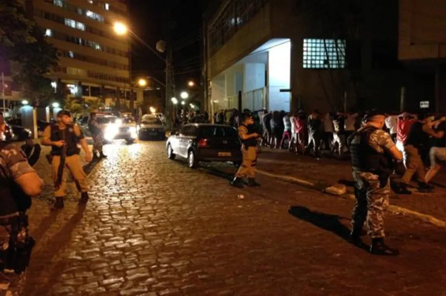 Em protesto contra ação da PM, jovens batem boca com vereadores em Londrina