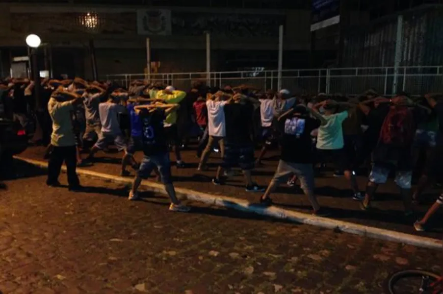 Em protesto contra ação da PM, jovens batem boca com vereadores em Londrina