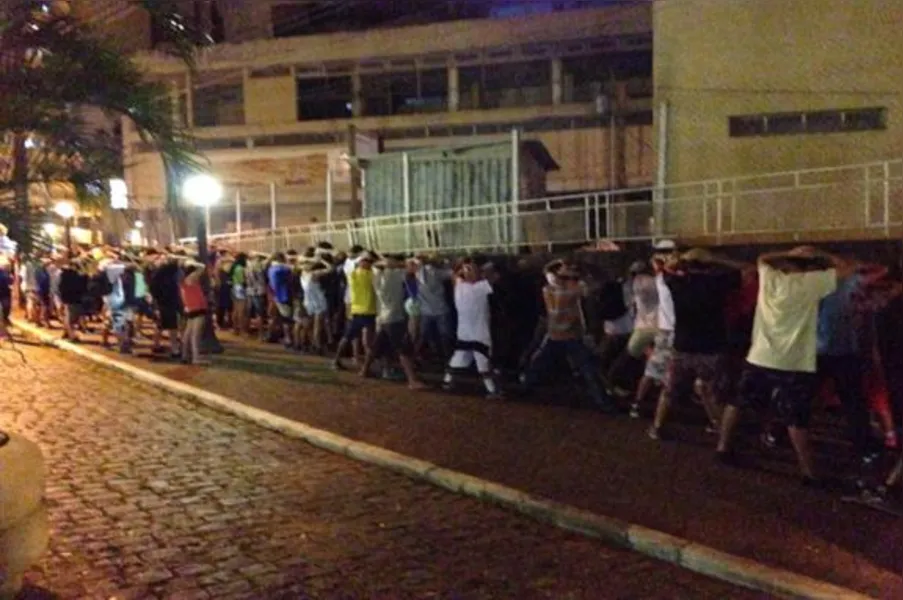 Em protesto contra ação da PM, jovens batem boca com vereadores em Londrina