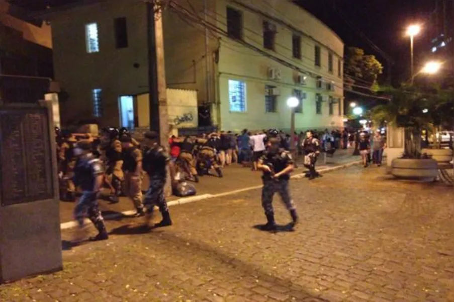 Em protesto contra ação da PM, jovens batem boca com vereadores em Londrina