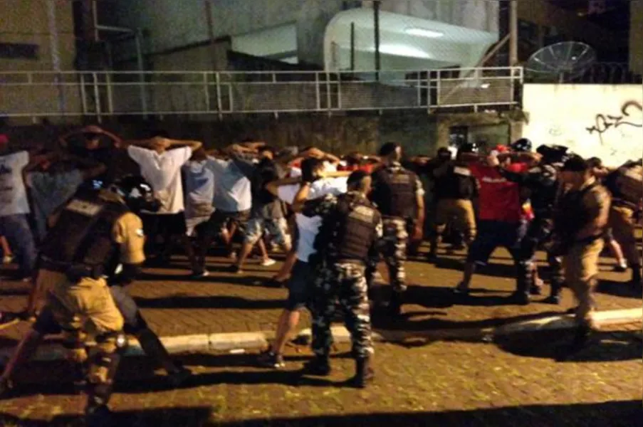 Em protesto contra ação da PM, jovens batem boca com vereadores em Londrina