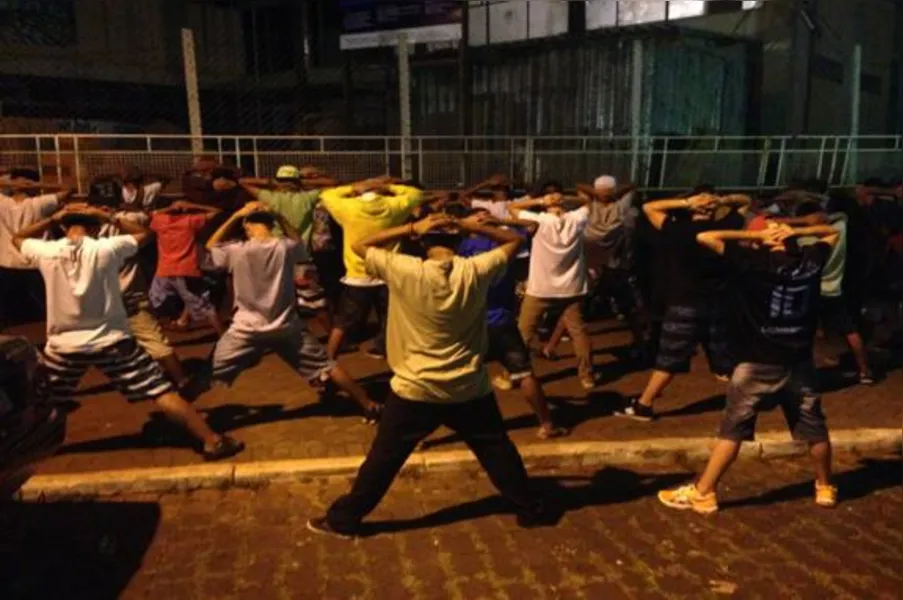 Em protesto contra ação da PM, jovens batem boca com vereadores em Londrina
