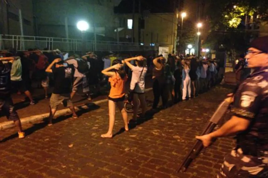Em protesto contra ação da PM, jovens batem boca com vereadores em Londrina