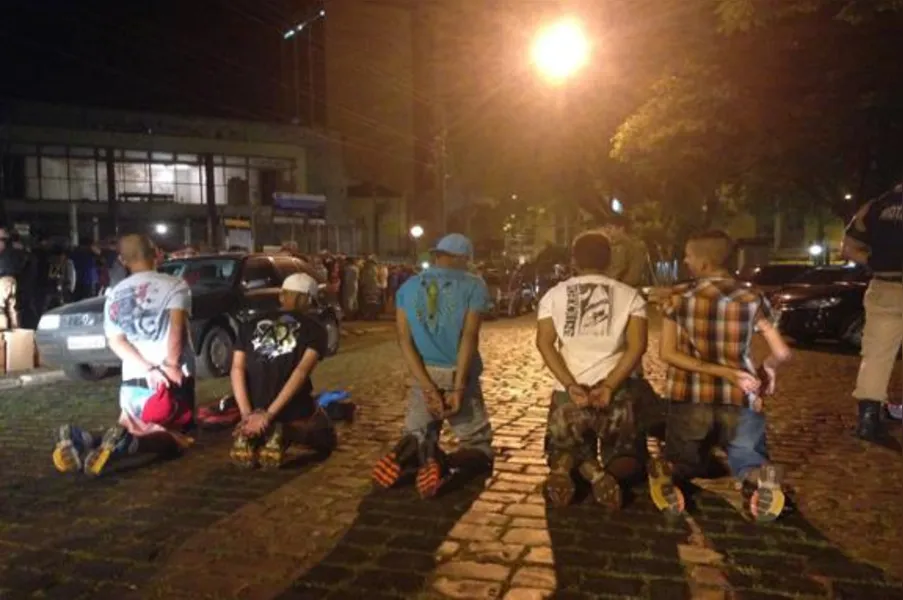 Em protesto contra ação da PM, jovens batem boca com vereadores em Londrina
