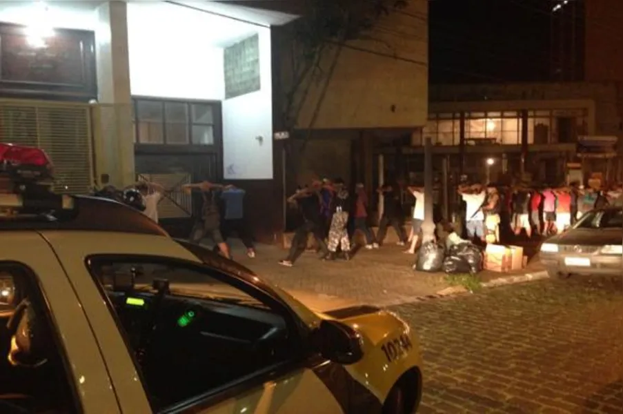 Em protesto contra ação da PM, jovens batem boca com vereadores em Londrina