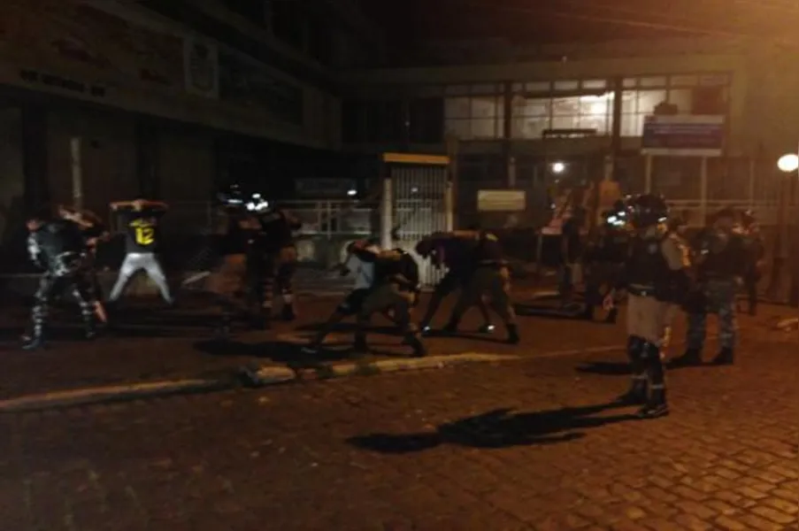 Em protesto contra ação da PM, jovens batem boca com vereadores em Londrina