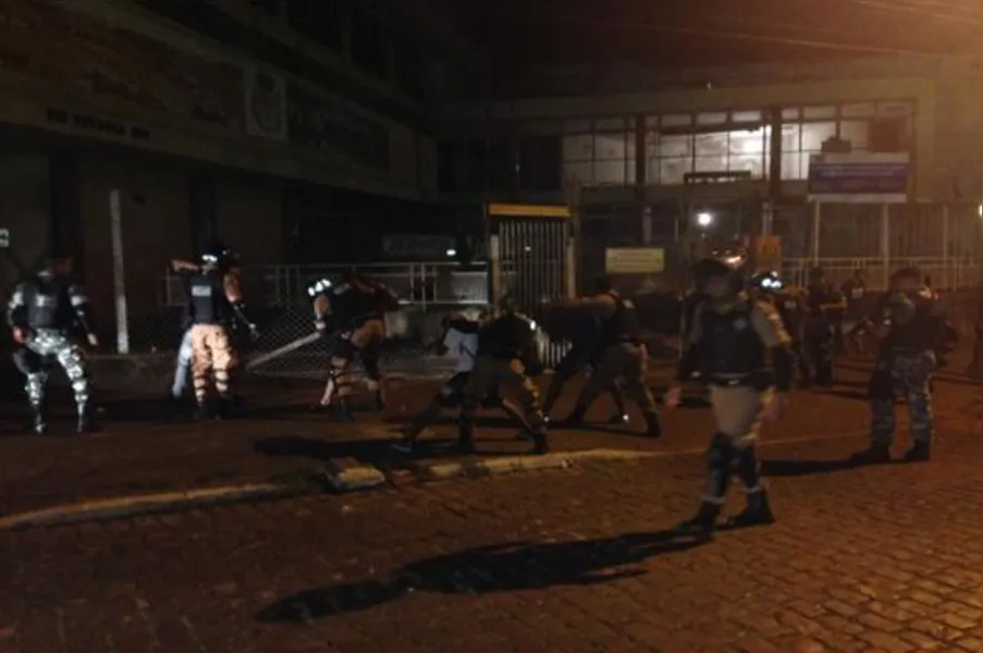 Em protesto contra ação da PM, jovens batem boca com vereadores em Londrina