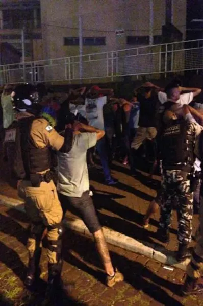 Em protesto contra ação da PM, jovens batem boca com vereadores em Londrina