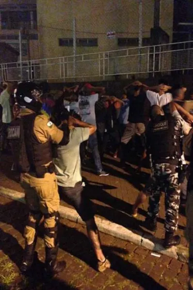 Em protesto contra ação da PM, jovens batem boca com vereadores em Londrina