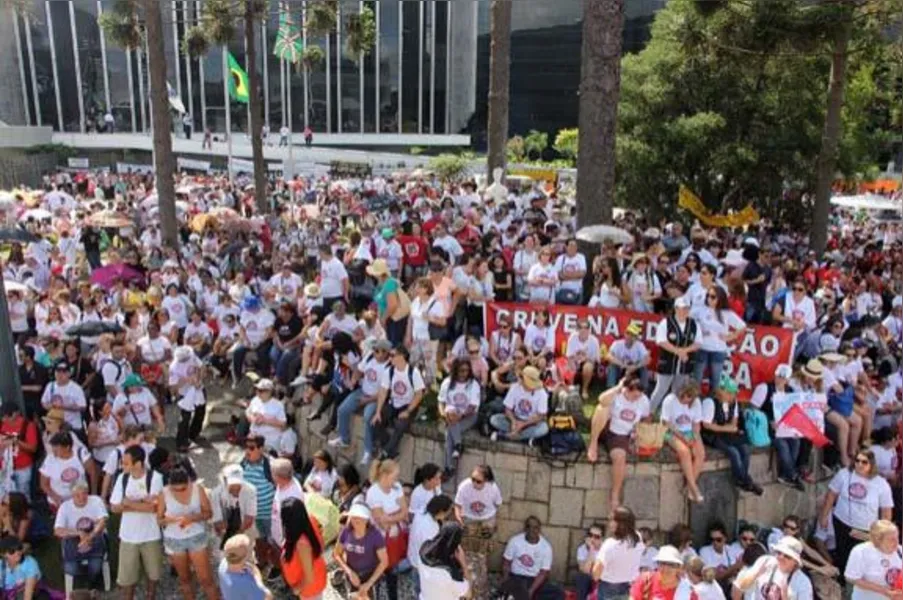 Manifestantes ocupam plenário da AL e impedem votação de pacote fiscal