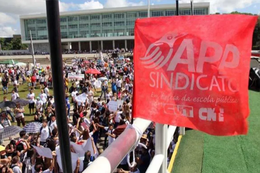 Manifestantes ocupam plenário da AL e impedem votação de pacote fiscal