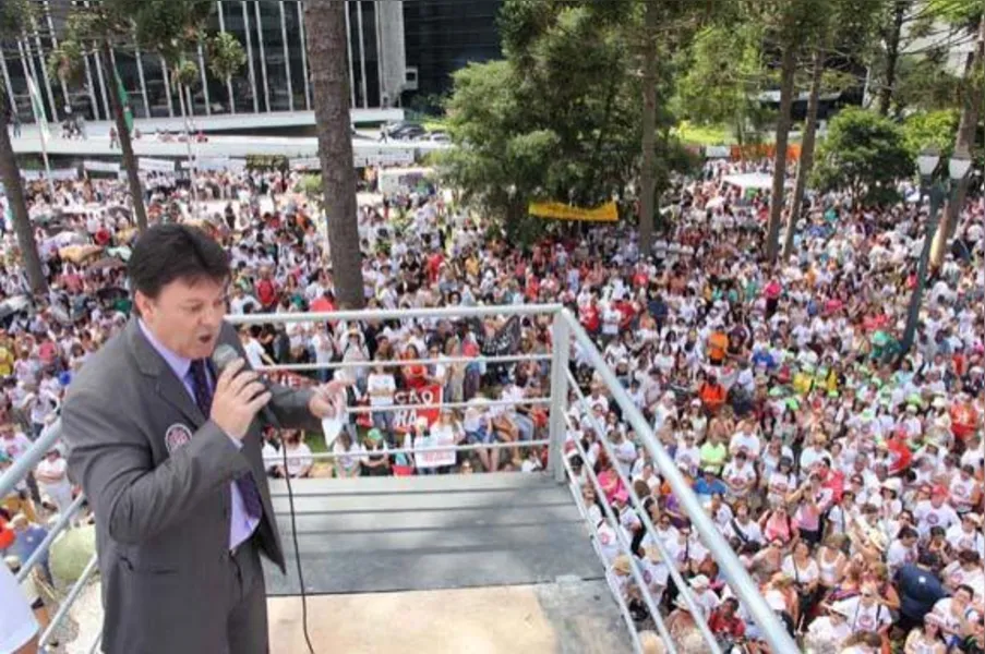 Manifestantes ocupam plenário da AL e impedem votação de pacote fiscal
