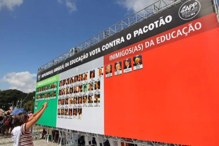 Manifestantes ocupam plenário da AL e impedem votação de pacote fiscal