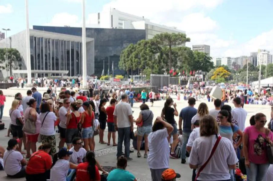 Manifestantes ocupam plenário da AL e impedem votação de pacote fiscal