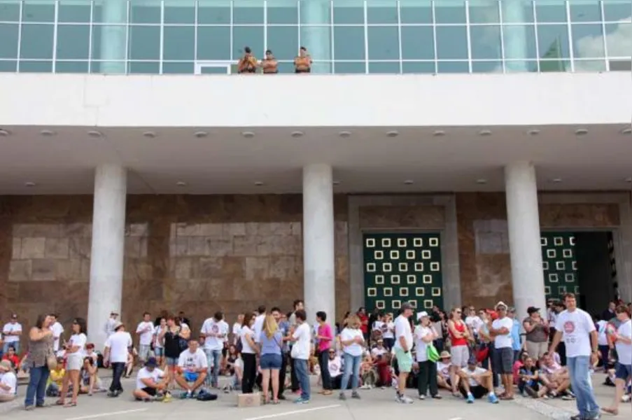 Manifestantes ocupam plenário da AL e impedem votação de pacote fiscal
